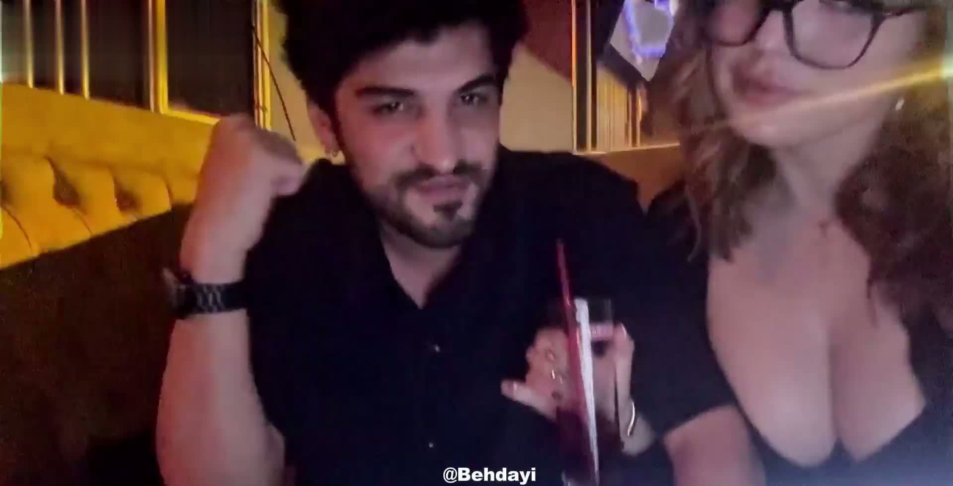 Kızları Domaltıp eteğini kaldırıyor sırayla içlerine giriyor